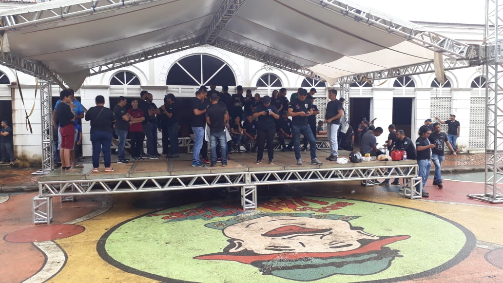 MESMO COM CHUVA AGENTES PENITENCIÁRIOS FAZEM MANIFESTAÇÃO NO CENTRO DA CAPITAL - News Rondônia