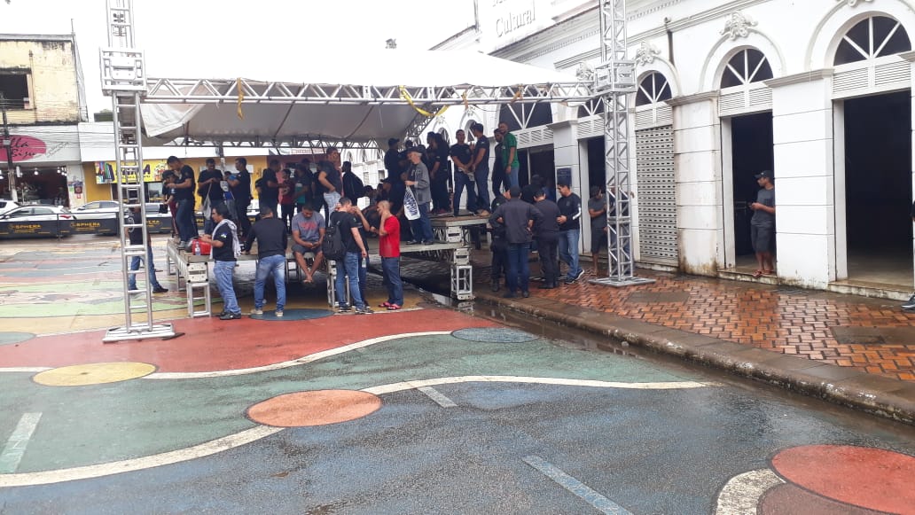 MESMO COM CHUVA AGENTES PENITENCIÁRIOS FAZEM MANIFESTAÇÃO NO CENTRO DA CAPITAL - News Rondônia