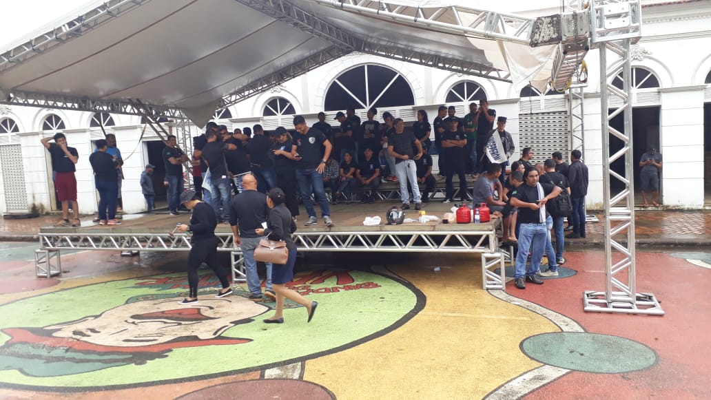 MESMO COM CHUVA AGENTES PENITENCIÁRIOS FAZEM MANIFESTAÇÃO NO CENTRO DA CAPITAL - News Rondônia