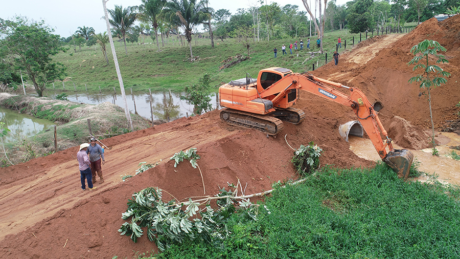 PREFEITURA BENEFICIA DEZENAS DE FAMÍLIAS COM ABERTURA DE TRAVESSÃO EM CACOAL - News Rondônia