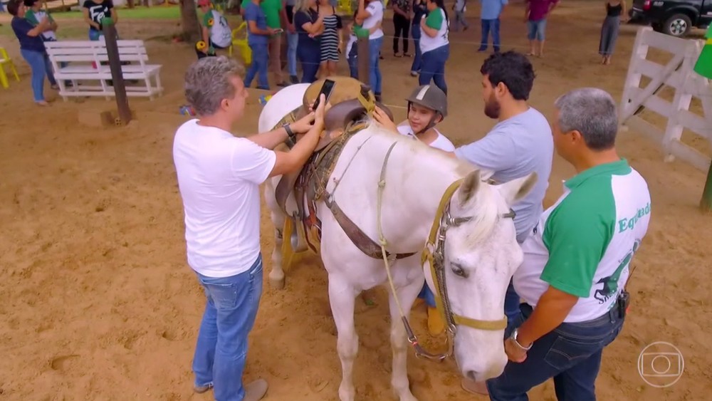 LUCIANO HUCK LEVA MENINO CEGO DE MT QUE FAZ EQUITAÇÃO PARA CONHECER O MAR - News Rondônia