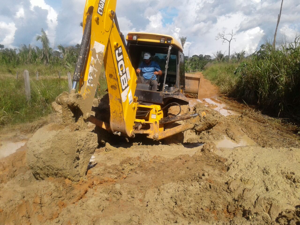 APÓS PERÍODO DE CHUVAS, PREFEITURA INTENSIFICA RECUPERAÇÃO DE ESTRADAS RURAIS - News Rondônia