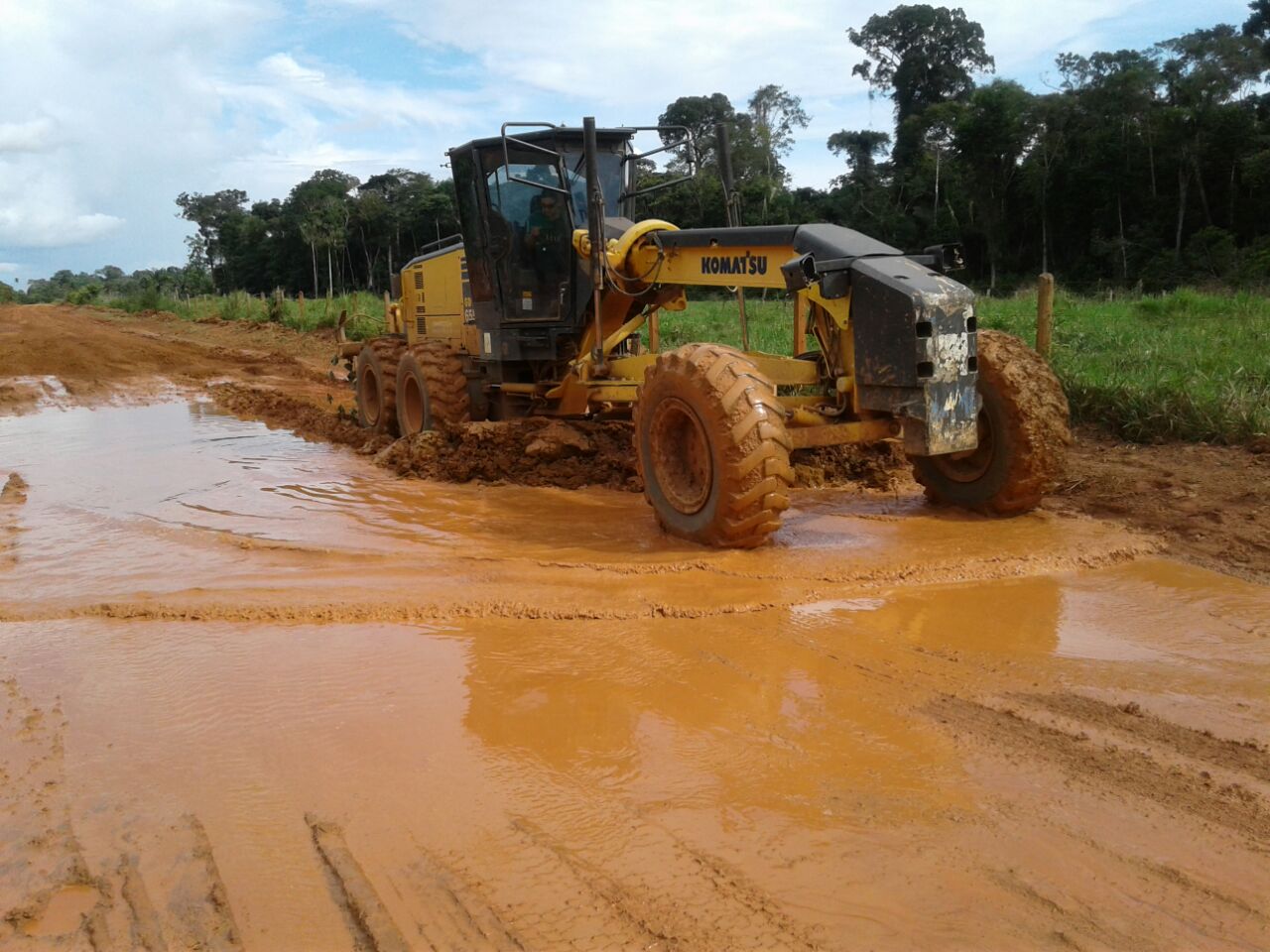 APÓS PERÍODO DE CHUVAS, PREFEITURA INTENSIFICA RECUPERAÇÃO DE ESTRADAS RURAIS - News Rondônia