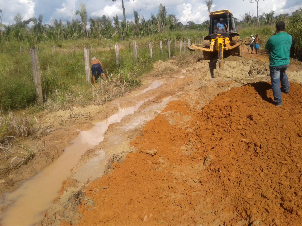 APÓS PERÍODO DE CHUVAS, PREFEITURA INTENSIFICA RECUPERAÇÃO DE ESTRADAS RURAIS - News Rondônia