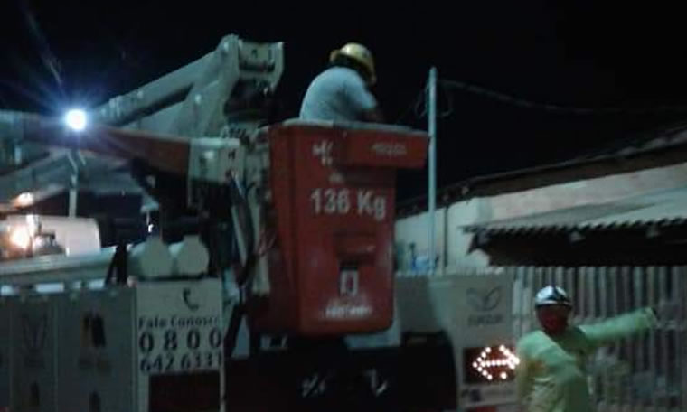 ATENDENDO PEDIDO DO VEREADOR MÁRCIO PACELE, EMDUR CONCLUI REPAROS EM PONTOS DE ILUMINAÇÃO NO BAIRRO ROSALINA DE CARVALHO - News Rondônia