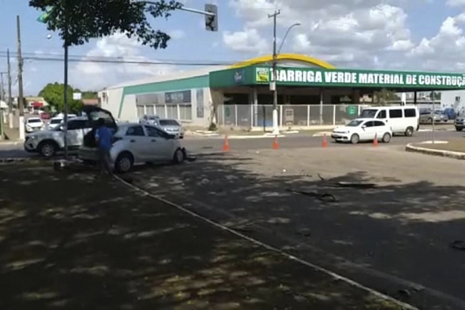 DESATENTO: Acidente entre três veículos deixa duas vítimas em cruzamento na capital - News Rondônia