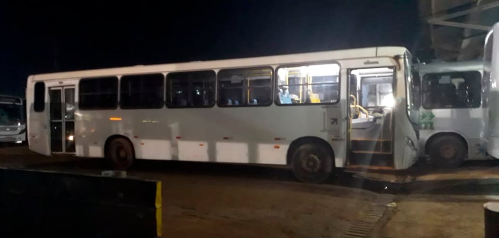 BOMBA - NA CALADA DA NOITE EMPRESA AMAZONTUR TENTA LEVAR SEUS ÔNIBUS PARA O AMAPÁ E É IMPEDIDA PELO SINDICATO - News Rondônia
