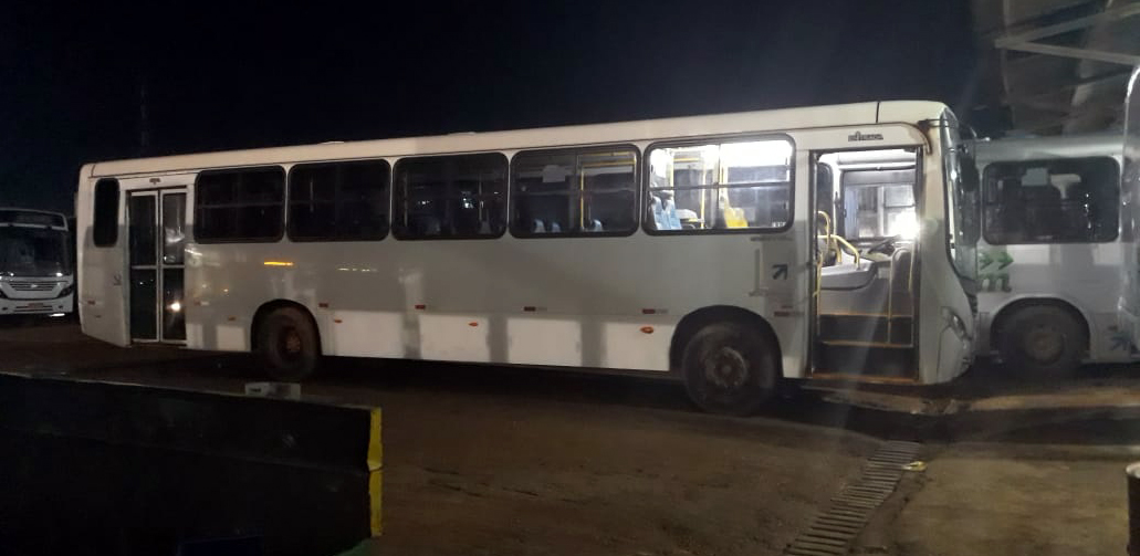 BOMBA - NA CALADA DA NOITE EMPRESA AMAZONTUR TENTA LEVAR SEUS ÔNIBUS PARA O AMAPÁ E É IMPEDIDA PELO SINDICATO - News Rondônia