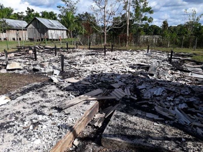 CRIMINOSOS VOLTAM ATEAR FOGO EM ESCOLA PÚBLICA NO ACRE - News Rondônia