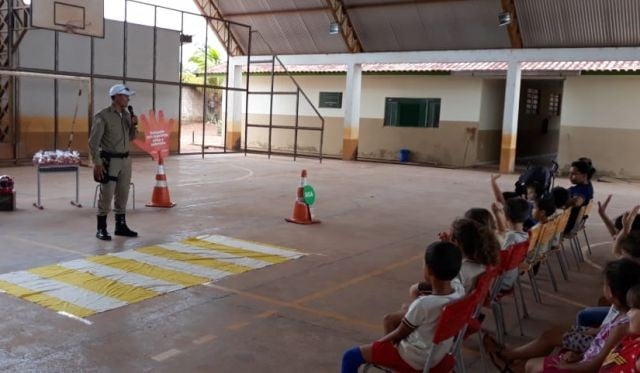 AGENTES DO COMTRAN MINISTRAM PALESTRAS PARA ALUNOS DE ESCOLA MUNICIPAL - News Rondônia