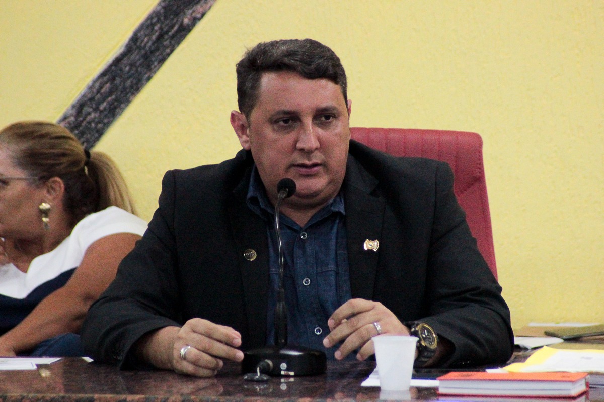 JÚNIOR CAVALCANTE TEM PEDIDO ATENDIDO DE TAPA-BURACO NA RUA ARUBA - News Rondônia