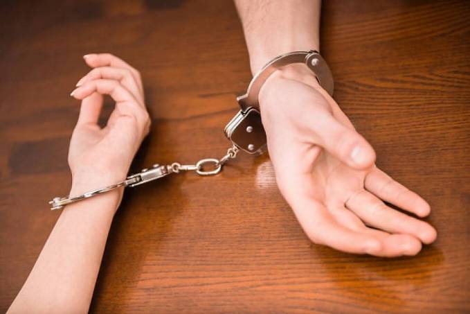 DESACATO: Em festa ilegal, professora ofende policiais e acaba detida junto com o filho: 'sem farda vocês não são nada' - News Rondônia