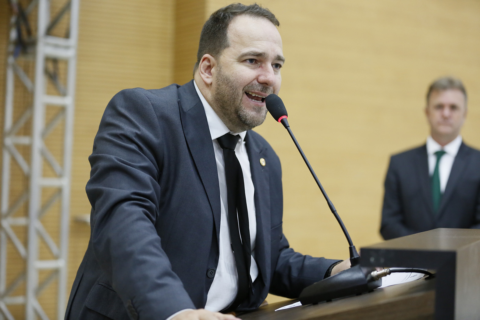 ALEX REDANO CONDENA AUMENTO ABUSIVO DA ENERGIA ELÉTRICA EM RONDÔNIA - News Rondônia