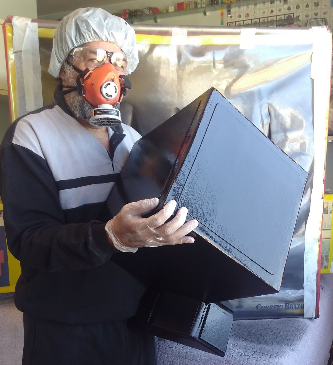 APOSENTADO CONSTRÓI CUBO MÁGICO GIGANTE E BATE RECORDE - News Rondônia