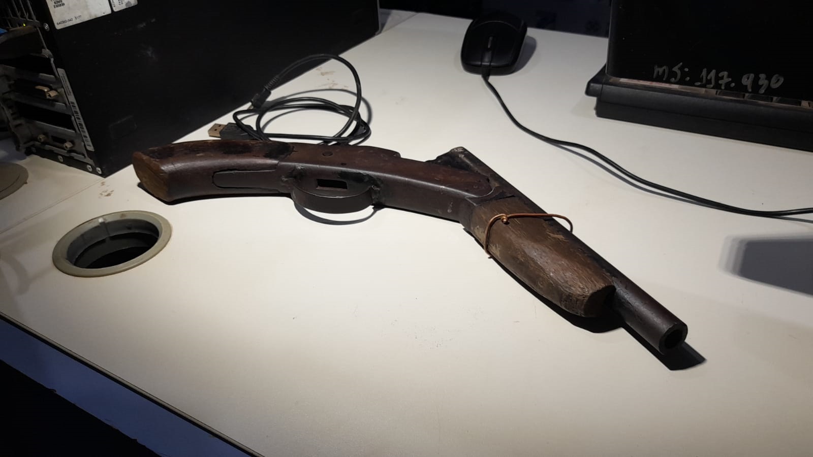 MARGINAIS - Adolescente e comparsa são flagrados com arma na zona leste - News Rondônia