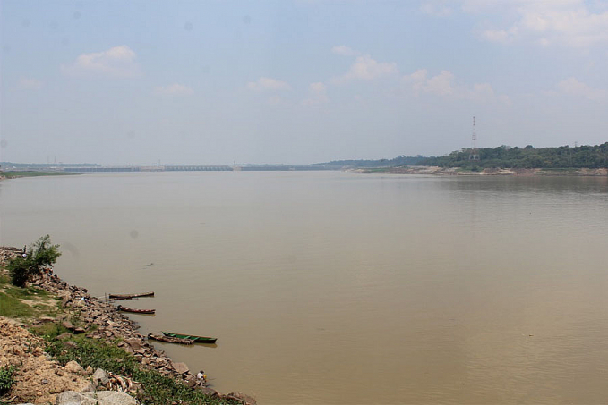 NA PONTE - Jovem é salvo por populares após ameaçar pular no Rio Madeira - News Rondônia