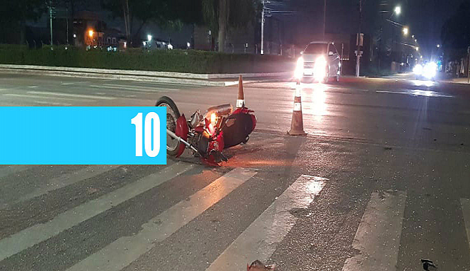 MOTOCICLISTA SOFRE FRATURAS NAS PERNAS E BRAÇOS APÓS SER ATINGIDO POR CARRO QUE AVANÇOU SINAL VERMELHO - News Rondônia