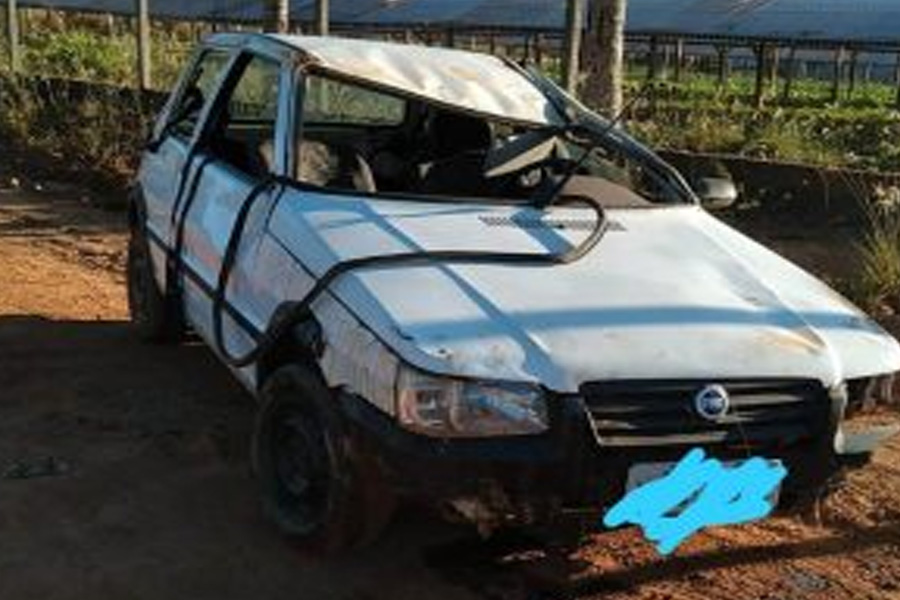Carro é abandonado com palavrão escrito no vidro traseiro após capotar no setor chacareiro de Vilhena - News Rondônia