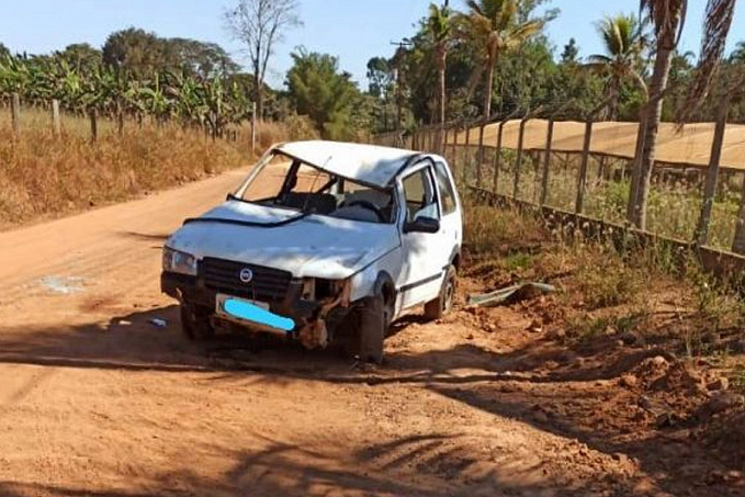 Carro é abandonado com palavrão escrito no vidro traseiro após capotar no setor chacareiro de Vilhena - News Rondônia