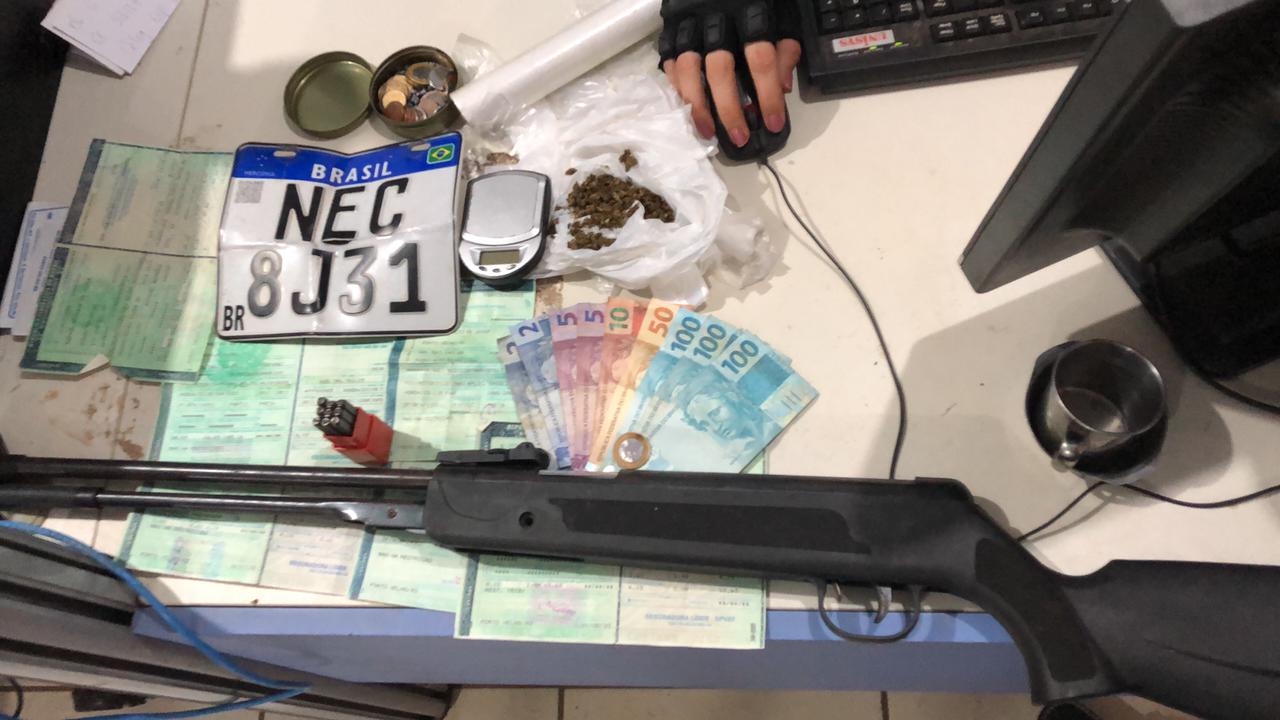 ORGULHO DO MADEIRA - Jovem é preso com moto roubada, droga e armas em residencial - News Rondônia