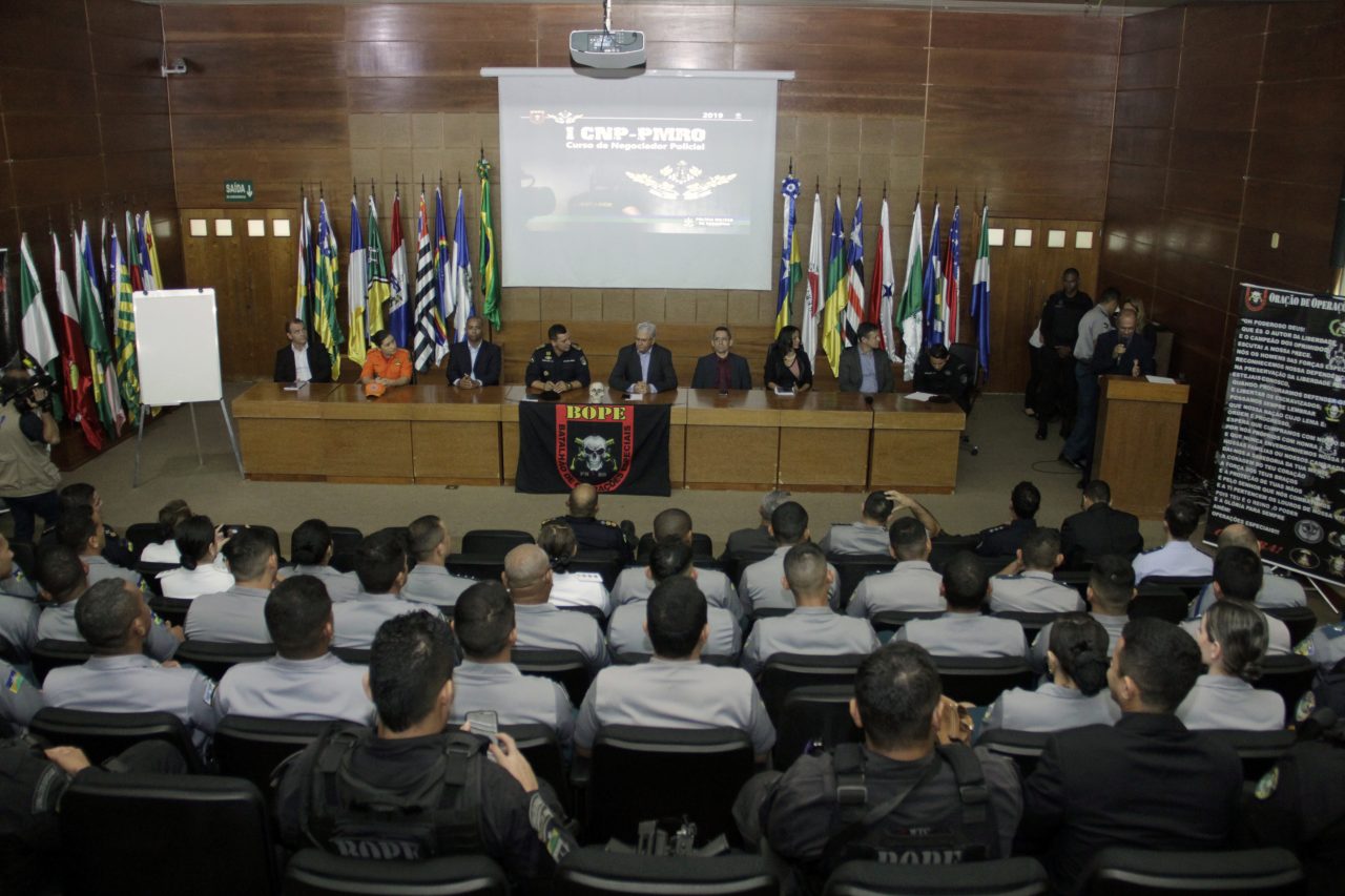 MILITARES E CIVIS PARTICIPAM DO I CURSO DE NEGOCIADOR POLICIAL EM OCORRÊNCIAS DE ALTÍSSIMA COMPLEXIDADE, EM RONDÔNIA - News Rondônia