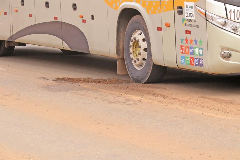 BURACOS NA JORGE TEIXEIRA CAUSAM PREOCUPAÇÃO AOS MOTORISTAS - News Rondônia