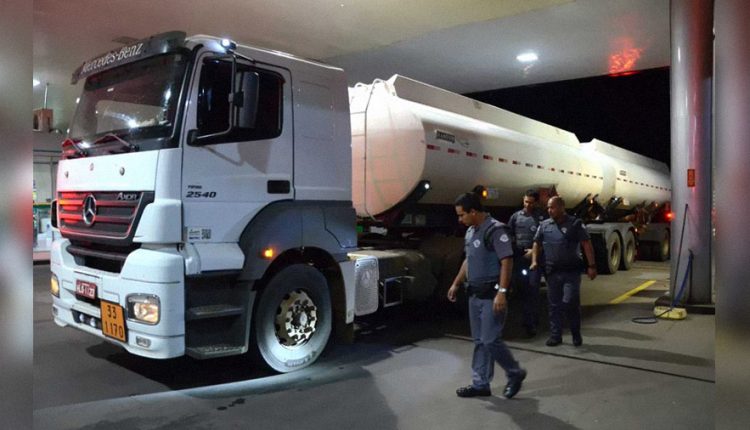 Caminhoneiro leva tiro em tentativa de roubo em posto de combustíveis na zona leste - News Rondônia
