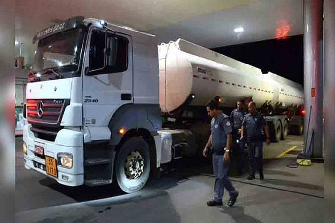 Caminhoneiro leva tiro em tentativa de roubo em posto de combustíveis na zona leste - News Rondônia