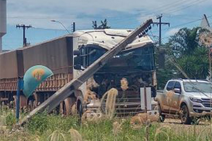 Carroceria de caminhão enrosca em fios e derruba poste em cima de cabine de carreta estacionada em Vilhena - News Rondônia