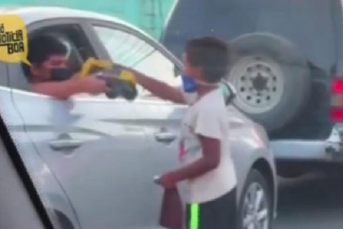 Amizade relâmpago entre dois meninos no trânsito emociona - News Rondônia