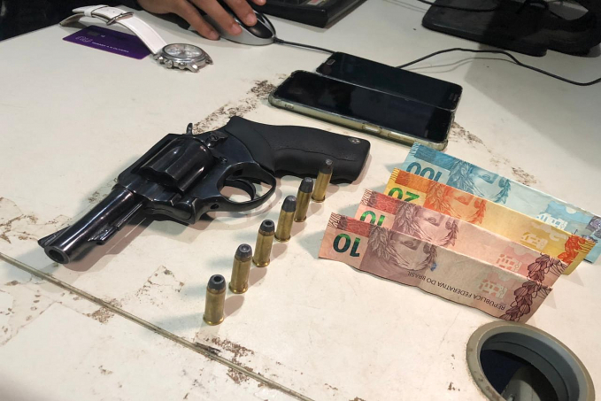 NA LESTE - Dupla é presa com revólver dentro de carro de aplicativo - News Rondônia
