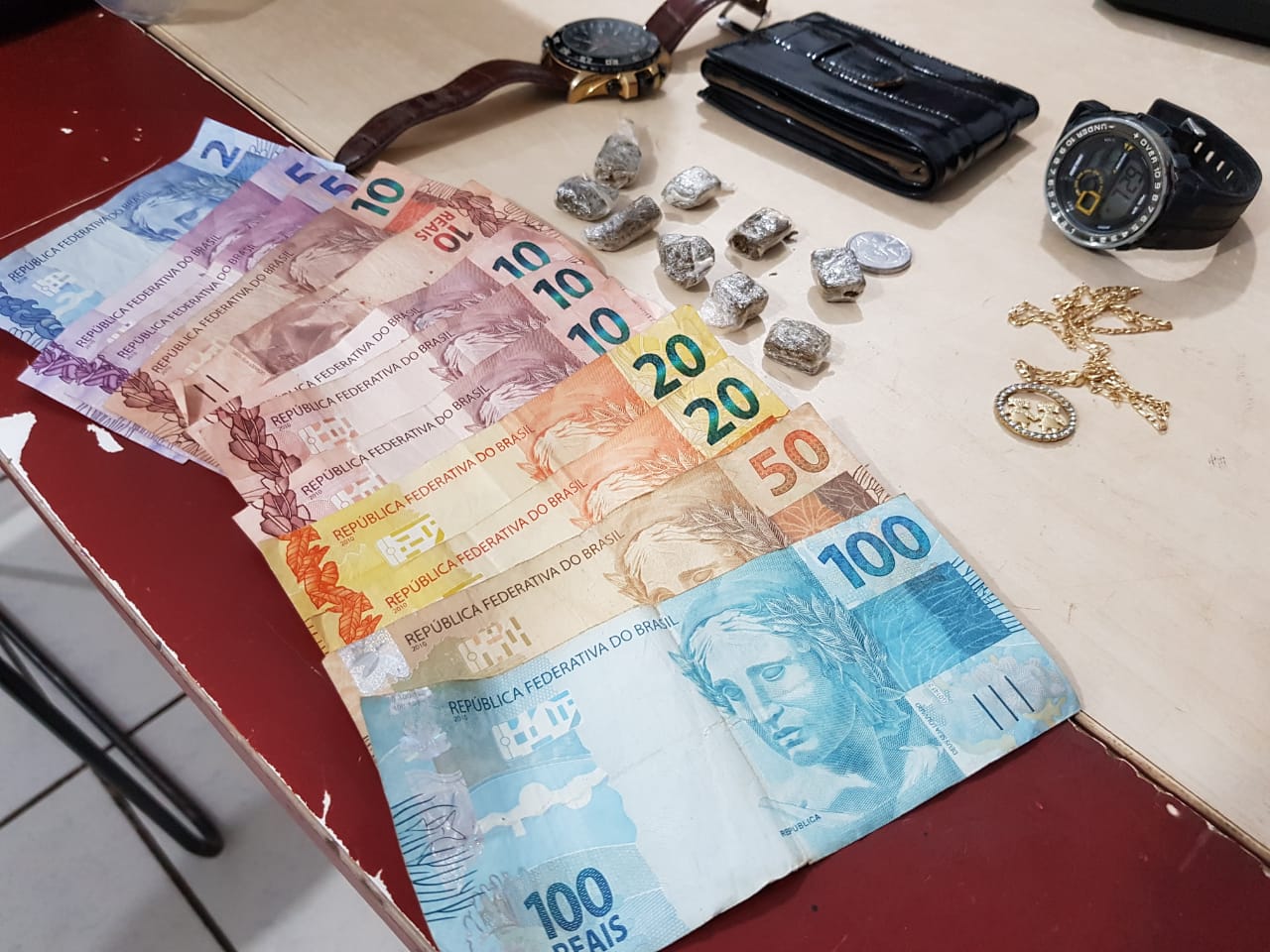 TRÊS SÃO DETIDOS COMERCIALIZANDO DROGA NO CAMPO DA AFA - News Rondônia