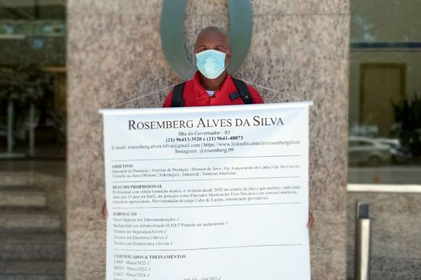 DESEMPREGO: Com currículo gigante pendurado no pescoço, carioca pede emprego nas ruas e diz se sentir invisível - News Rondônia