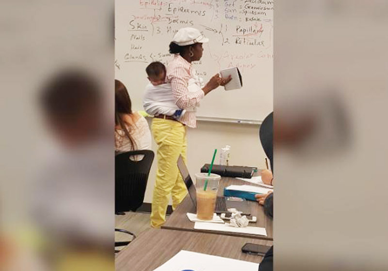 PROFESSORA SEGURA BEBÊ DE ALUNA POR TRÊS HORAS PARA ELA PODER ESTUDAR - News Rondônia