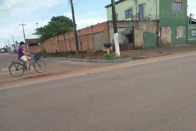 Prefeitura atende pedido do vereador Marcio Pacele e inicia serviços de meio fio, sarjeta e sinalização em ruas do bairro Lagoinha - News Rondônia