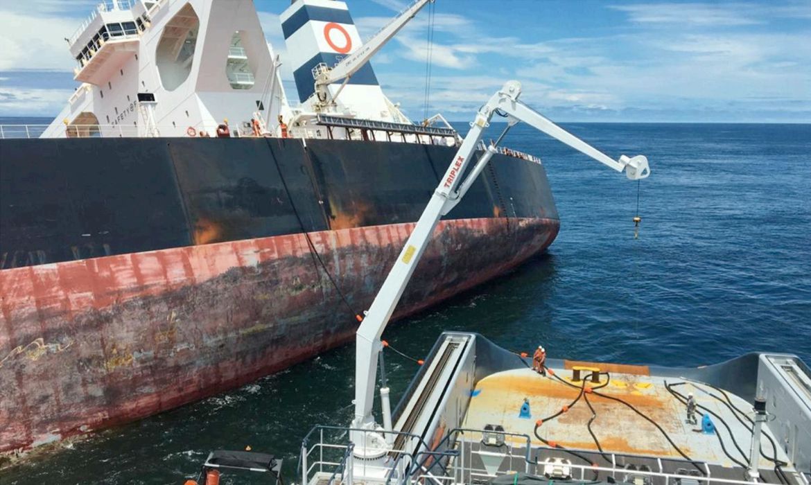 MARINHA AFUNDA NAVIO ENCALHADO NA COSTA DO MARANHÃO - News Rondônia