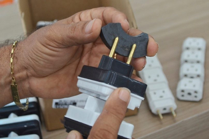 Adaptadores de plugues e tomadas fora do padrão brasileiro são apreendidos pelo Ipem, em Ji-Paraná - News Rondônia