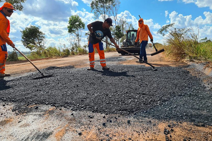 MANUTENÇÃO DER executa operação tapa-buracos na RO-489 entre a RO-010 e São Felipe do Oeste - News Rondônia