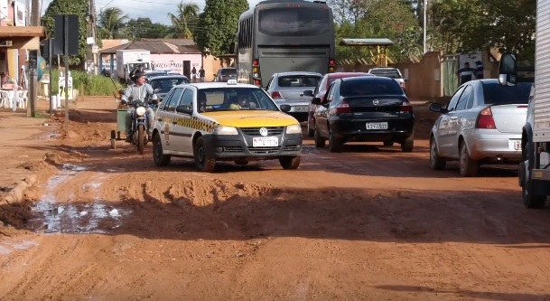 BURACOS E LAMAÇAL PREJUDICAM O TRÁFEGO NA ZONA LESTE - News Rondônia
