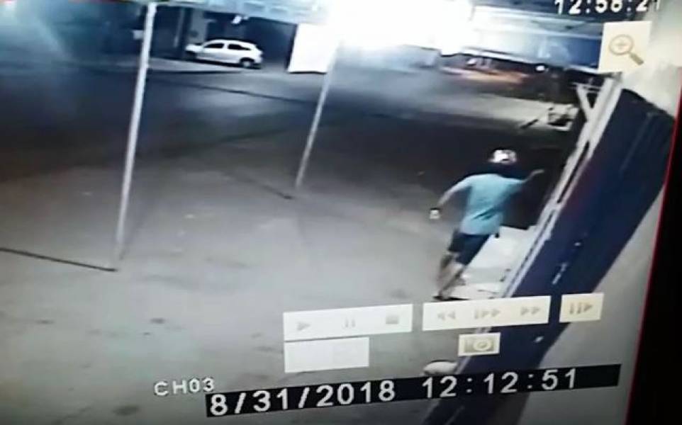 VÍDEO: HOMEM ARMADO ASSALTA COMERCIANTE E AMEAÇA MATAR TESTEMUNHA - News Rondônia