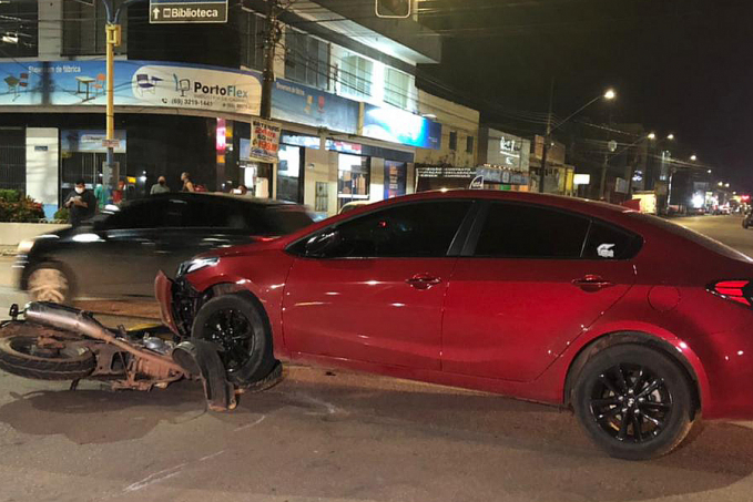 Colisão entre carro e moto na Jorge Teixeira deixa motociclista ferido - News Rondônia