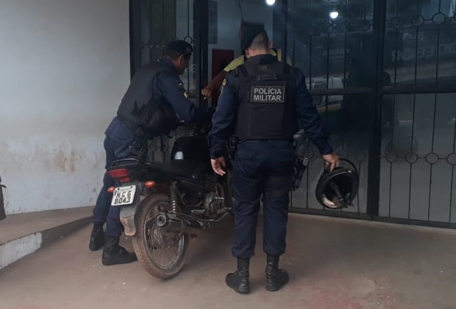 EM ABORDAGEM, PM PRENDE SUSPEITO COM MOTO ROUBADA - News Rondônia