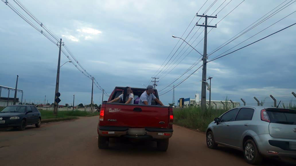 SOLIDARIEDADE: MOTORISTAS OFERECEM CARONA PARA MORADORES DO CRISTAL DA CALAMA IREM AO TRABALHO - News Rondônia