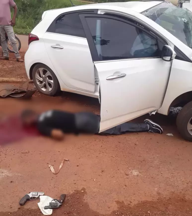 IMAGENS FORTES - Com a farda da Polícia Civil, bandido troca tiros com a pm e morre em confronto - News Rondônia