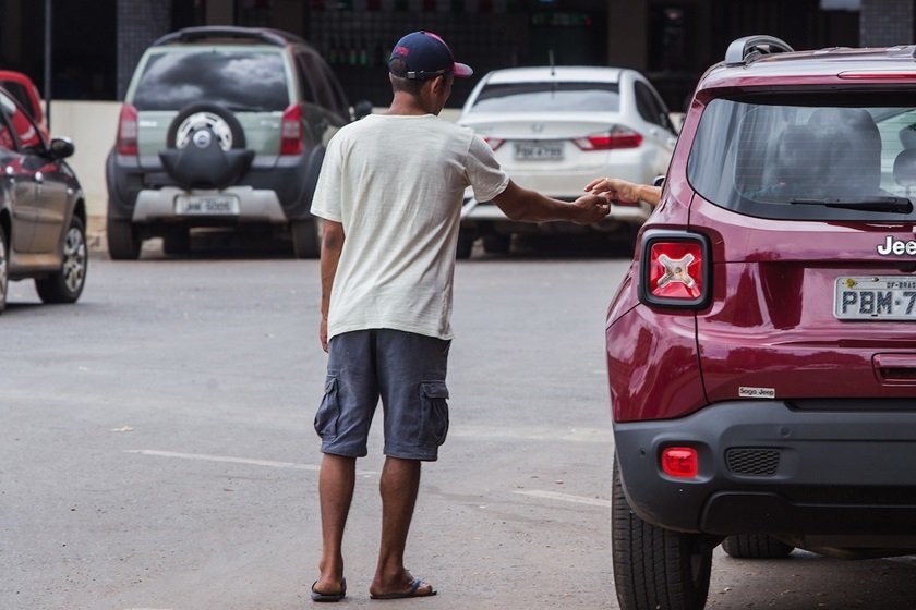 NO FLAGRA - Flanelinha é preso após furtar caixa de som de carro no centro da capital - News Rondônia