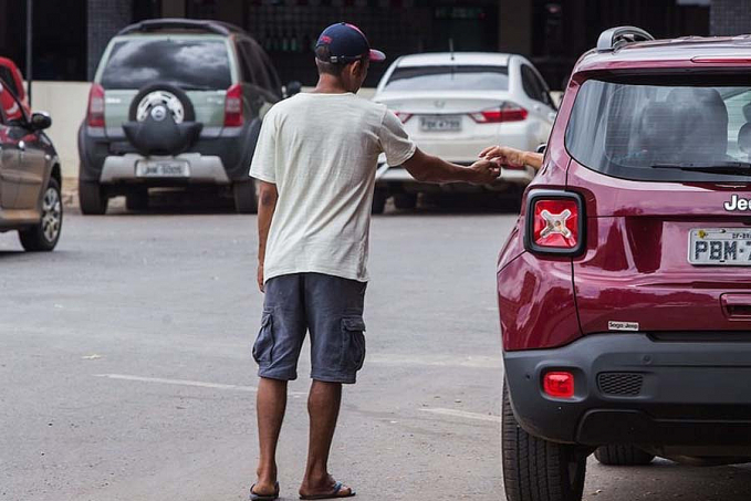 NO FLAGRA - Flanelinha é preso após furtar caixa de som de carro no centro da capital - News Rondônia