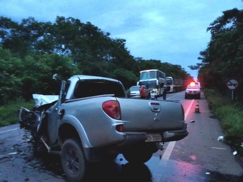 TRAGÉDIA: CHOQUE ENTRE CAMINHONETE E CARRETA NA BR-364 MATA MECÂNICO COLORADENSE - News Rondônia