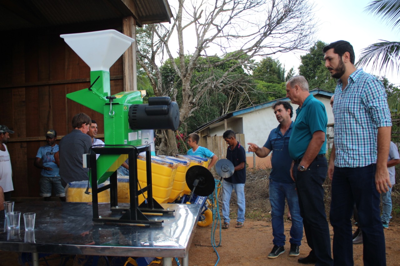 ADELINO FOLLADOR PARTICIPA DA ENTREGA DE EQUIPAMENTOS AGRÍCOLAS NA ASPRORDES - News Rondônia