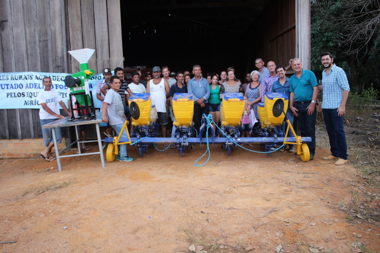 ADELINO FOLLADOR PARTICIPA DA ENTREGA DE EQUIPAMENTOS AGRÍCOLAS NA ASPRORDES - News Rondônia