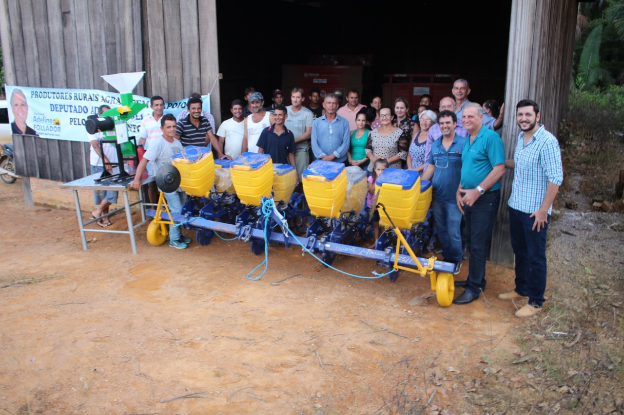 ADELINO FOLLADOR PARTICIPA DA ENTREGA DE EQUIPAMENTOS AGRÍCOLAS NA ASPRORDES - News Rondônia